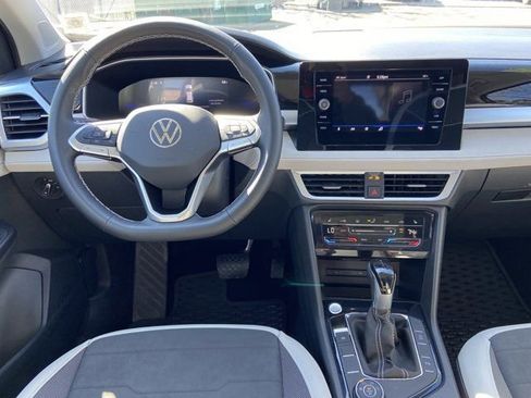 Used 2025 Volkswagen Taos SE w/ Panoramic Sunroof Package image 14