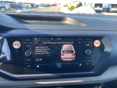 Used 2024 Volkswagen Taos SE image 17