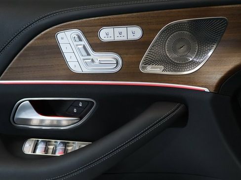 Used 2024 Mercedes-Benz GLS 580 4MATIC image 3