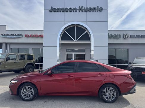 Used 2024 Hyundai Elantra SEL image 12