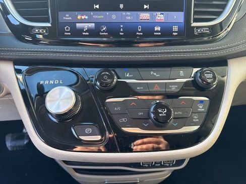 Used 2024 Chrysler Pacifica Select image 18