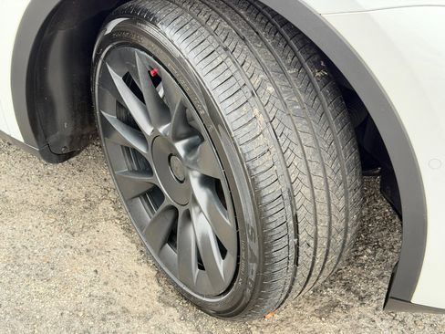 Used 2022 Tesla Model Y Long Range image 89