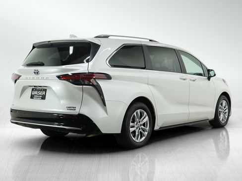 Used 2024 Toyota Sienna Limited image 5