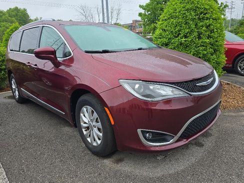 Used 2018 Chrysler Pacifica Touring-L Plus FWD image 2