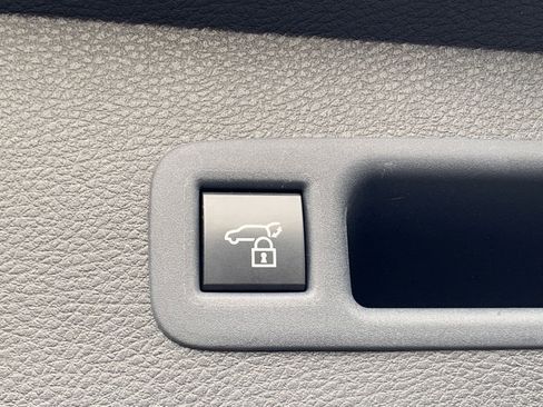 Used 2025 Toyota Sienna XLE image 24