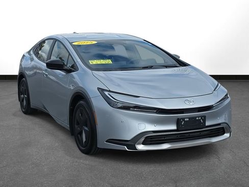 Used 2025 Toyota Prius Plug-In Hybrid image 3