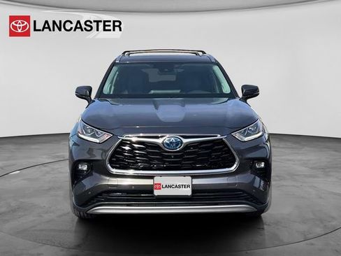 Used 2024 Toyota Highlander Platinum AWD/4WD image 2