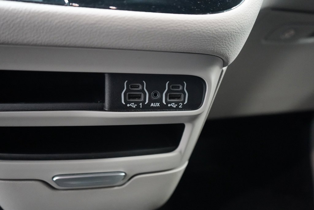 Used 2023 Chrysler Pacifica Touring-L FWD image 28