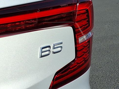Used 2025 Volvo S60 B5 Core image 14