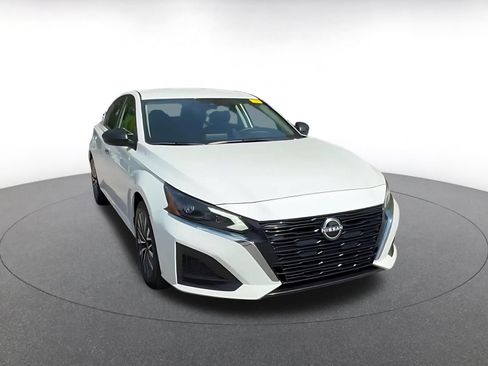Used 2025 Nissan Altima 2.5 SV FWD image 3