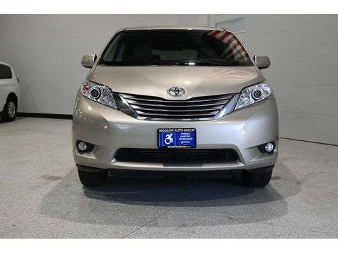Used 2017 Toyota Sienna XLE Mobility Handicap Van image 4