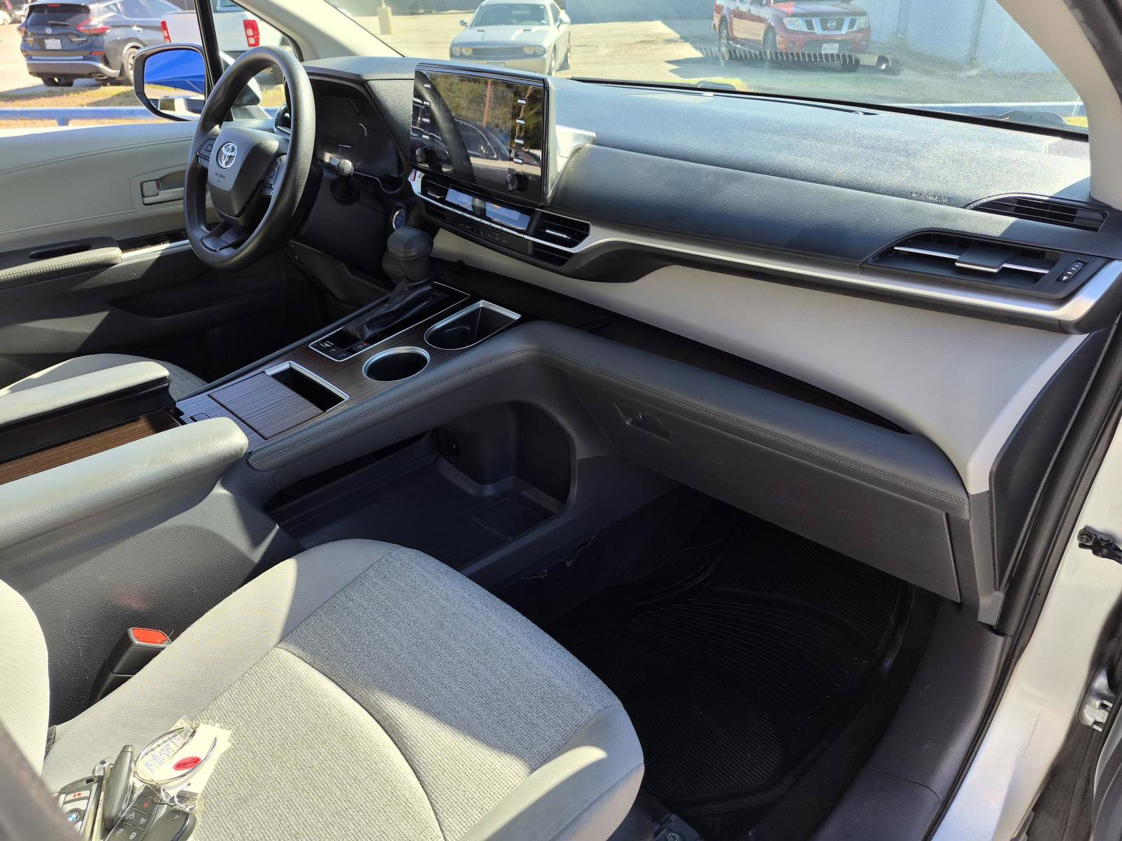 Used 2022 Toyota Sienna LE FWD image 9