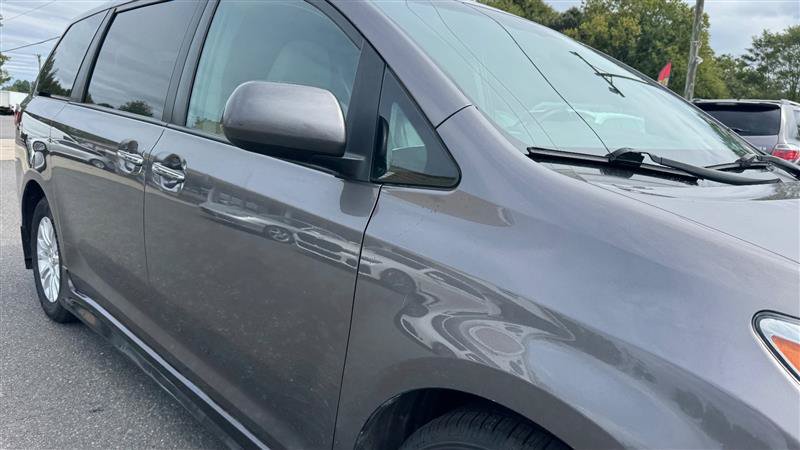 Used 2017 Toyota Sienna XLE w/ XLE Navigation Package FWD image 21