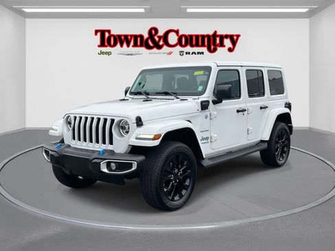 Used 2022 Jeep Wrangler Unlimited Sahara w/ Cold Weather Group image 3