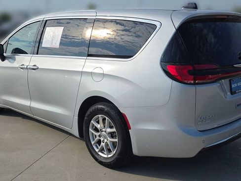 Certified 2024 Chrysler Pacifica Touring-L FWD image 4