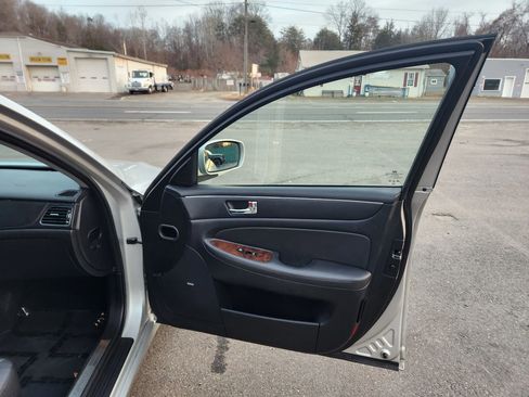 Used 2009 Hyundai Genesis 3.8 w/ Technology Pkg 4 image 15