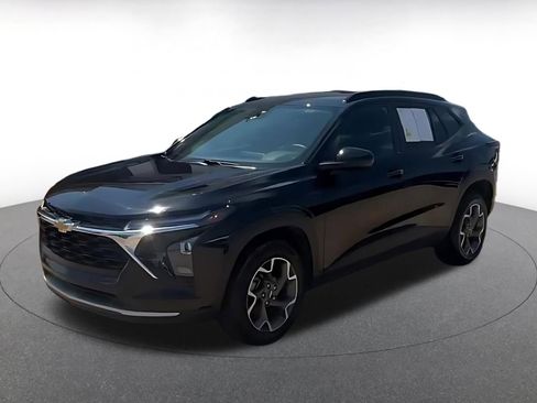 Used 2025 Chevrolet Trax LT w/ LT Convenience Package FWD image 7