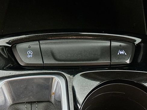 Used 2025 Chevrolet Trax LT FWD image 19