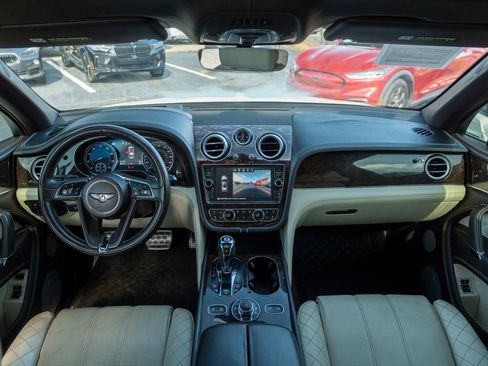 Used 2018 Bentley Bentayga Activity image 29