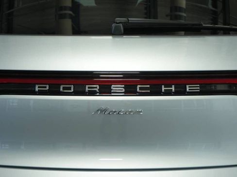 Certified 2024 Porsche Macan image 38