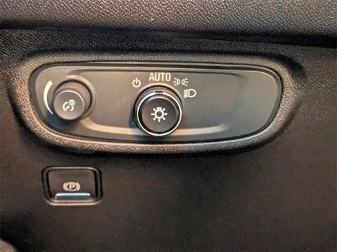 Used 2024 GMC Terrain SLE image 21