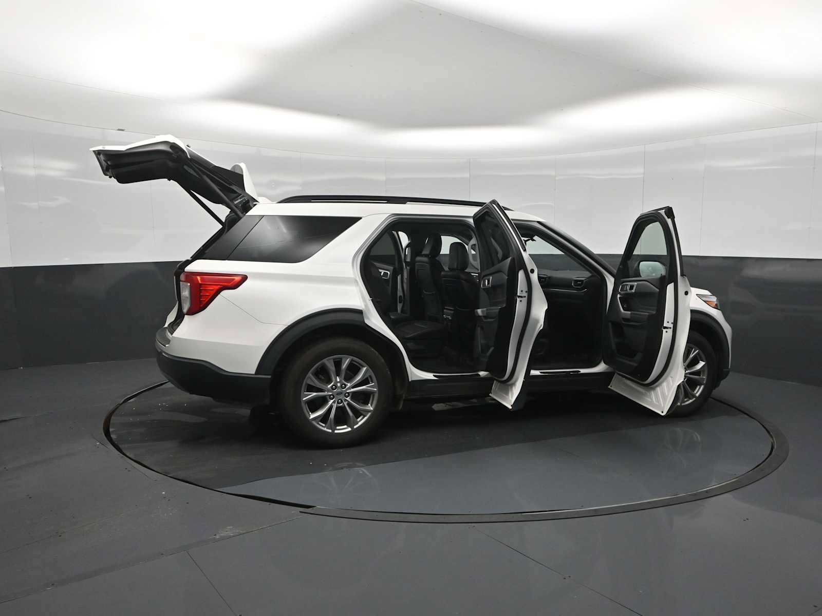 Used 2020 Ford Explorer XLT w/ Equipment Group 202A AWD/4WD image 35