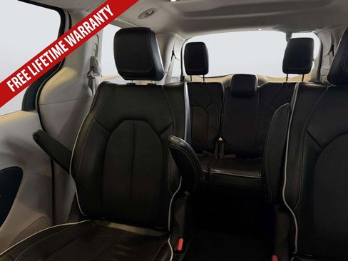 Used 2023 Chrysler Pacifica Limited FWD image 32
