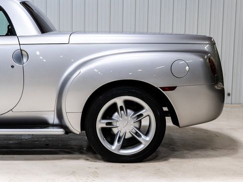 Used 2004 Chevrolet SSR w/ Preferred Equipment Group image 6