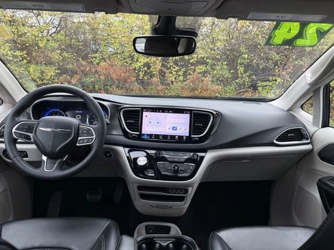 Used 2024 Chrysler Pacifica Touring-L image 25
