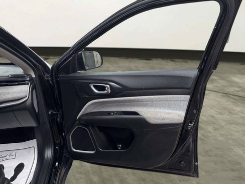 Used 2022 Jeep Compass Latitude FWD image 19