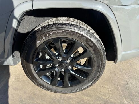 Used 2019 Jeep Grand Cherokee Altitude image 9