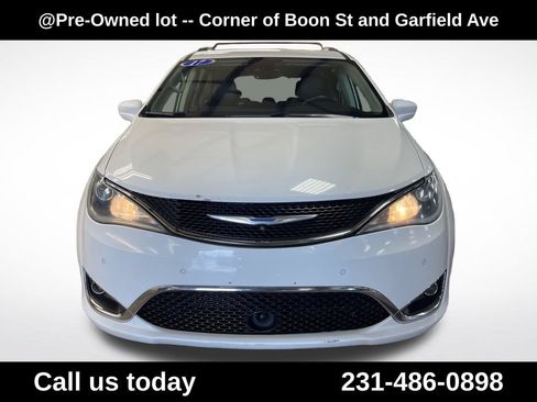 Used 2017 Chrysler Pacifica Touring-L Plus w/ Advanced Safetytec Group FWD image 8