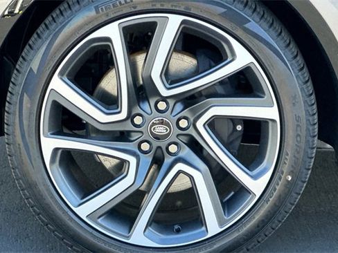 New 2025 Land Rover Discovery Dynamic SE image 25