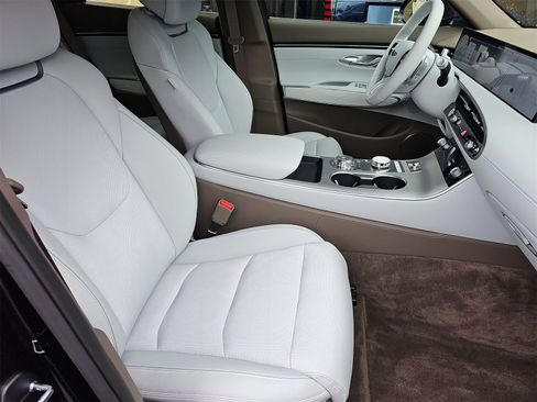 Certified 2026 Genesis GV70 2.5T Advanced image 18