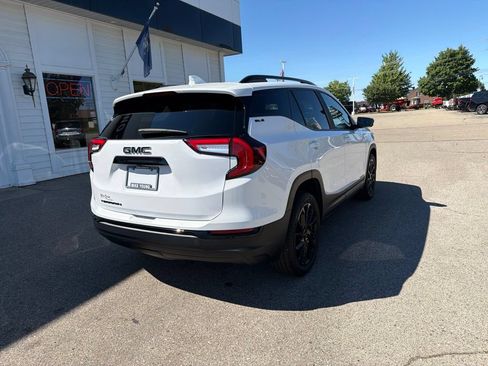 Used 2024 GMC Terrain SLE w/ Driver Convenience Package FWD image 5