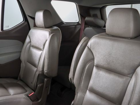 Used 2021 Chevrolet Traverse LT image 24