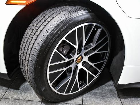 Used 2022 Porsche Taycan image 7