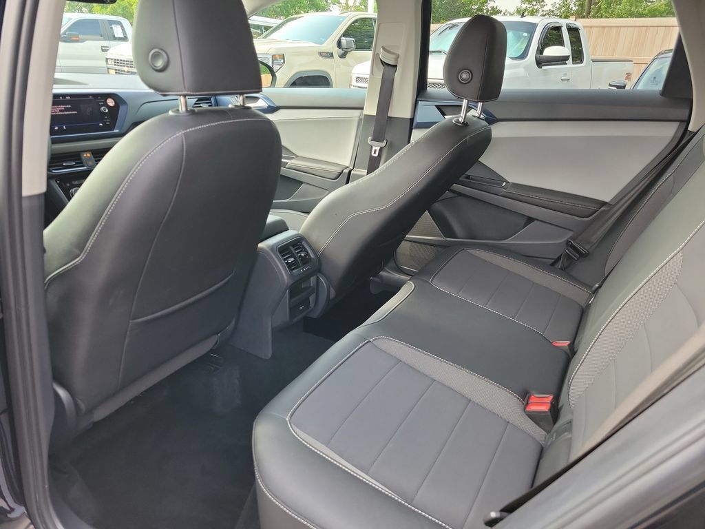 Used 2024 Volkswagen Taos SE FWD image 16