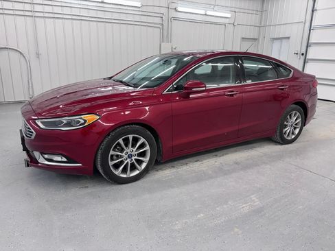 Used 2017 Ford Fusion SE w/ Fusion SE Technology Package FWD image 1