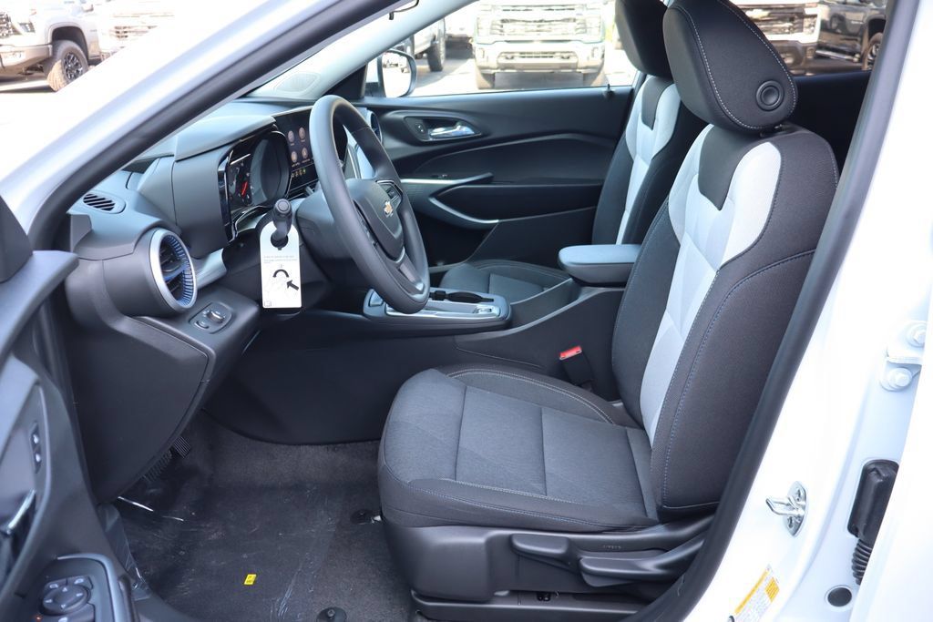 New 2026 Chevrolet Trax LS w/ LS Convenience Package FWD image 5