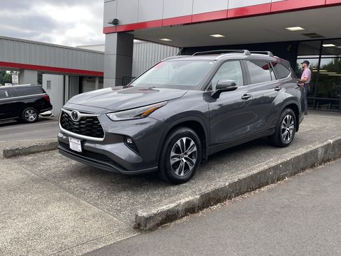 Certified 2025 Toyota Highlander XLE AWD/4WD image 4