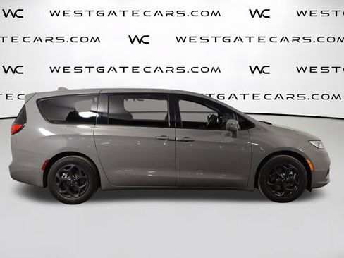 Used 2022 Chrysler Pacifica Limited w/ Uconnect Theater Family Group FWD image 42