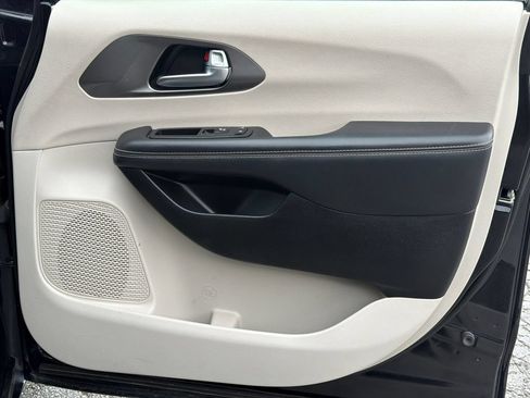 Used 2023 Chrysler Pacifica Touring-L FWD image 12