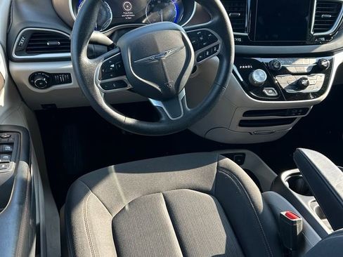 Used 2019 Chrysler Pacifica Touring Plus w/ Advanced Safetytec Group FWD image 5