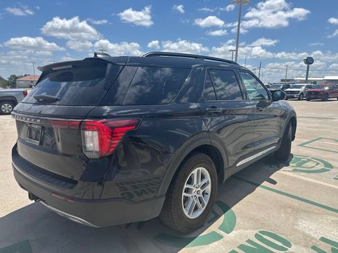 Certified 2025 Ford Explorer Active w/ Active Comfort Package RWD image 3