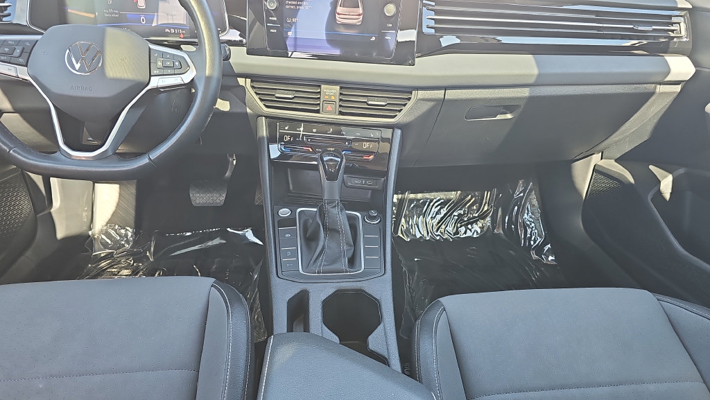Used 2025 Volkswagen Jetta SE FWD image 13