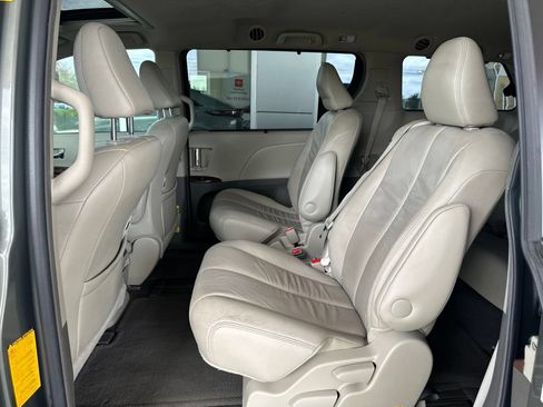 Used 2011 Toyota Sienna XLE FWD image 18