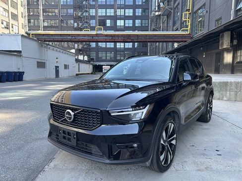 Certified 2025 Volvo XC40 B5 Plus image 3