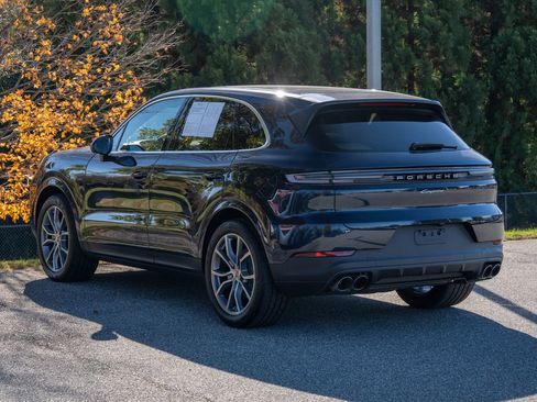 Certified 2025 Porsche Cayenne image 3
