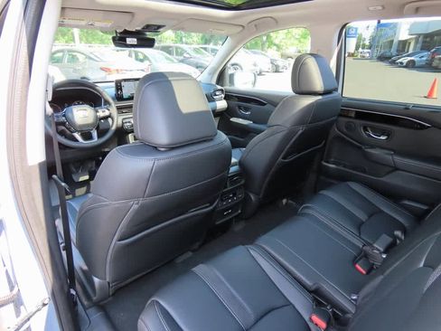 New 2025 Honda Pilot Touring image 15